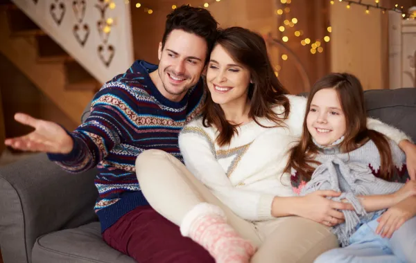 صورة لعائلة سعيدة تحتفل بالعام الجديد