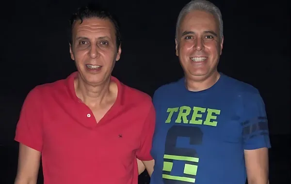 طارق الأمير مع شقيقه يحيى- الصورة من حساب يحيى الأمير على فيسبوك