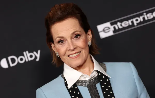 سيغورني ويفر في كاليفورنيا ( Sigourney Weaver in California ). مصدر الصورة: VALERIE MACON / AFP