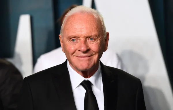 أنتوني هوبكنز حفل فانيتي فير لجوائز الأوسكار لعام 2022 (Anthony Hopkins attends the 2022 Vanity Fair Oscar Party). مصدر الصورة: Patrick T. FALLON / AFP