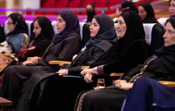الأميرة هيفاء الفيصل تتوسط عدد من القياديات السعوديات في تفعيل مبادرة 10KSA في جامعة اليمامة 