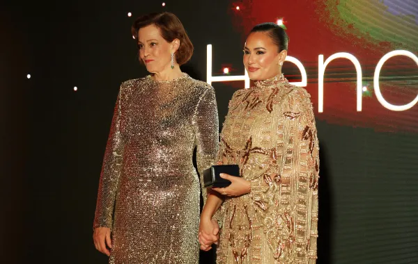 سيغورني ويفر وهند صبري على خشبة المسرح خلال حفل عشاء جوائز غولدن غلوب في مهرجان البحر الأحمر السينمائي الدولي 2025 - مصدر الصورة Hoda Davaine/Getty Images for The Red Sea International Film Festival