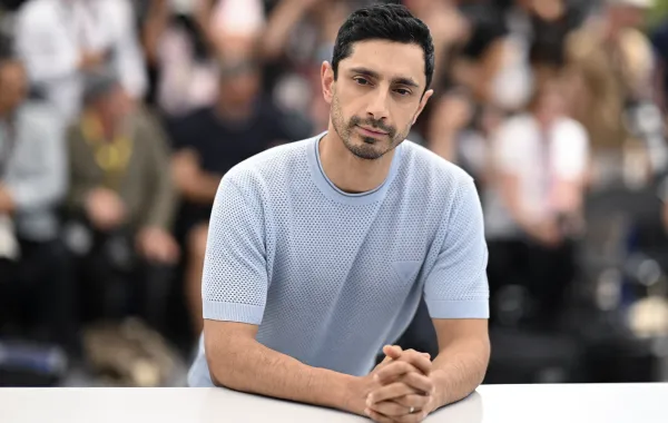 ريز أحمد في فرنسا ( Riz Ahmed in France ). مصدر الصورة: Miguel Medina / AFP