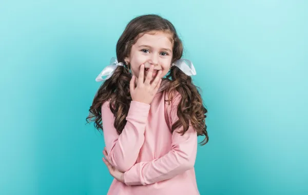 صورة لطفلة مترددة خائفة وخجولة