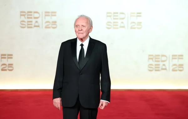 أتوني هوبكنز Anthony Hopkins في مهرجان البحر الأحمر السينمائي 2025. مصدر الصورة: Daniele Venturelli/Getty Images for The Red Sea International Film Festival