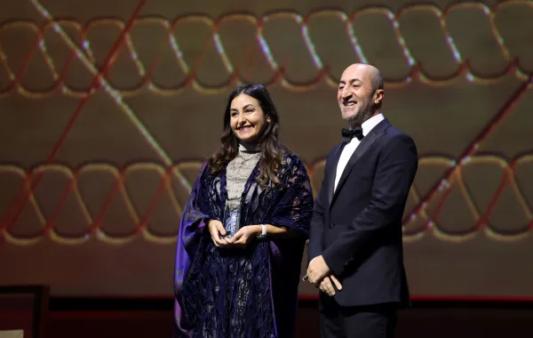 شهد أمين تتسلم جائزة أفضل فيلم سعودي من مهرجان البحر الأحمر السينمائي 2025. مصدر الصورة: Daniele Venturelli/Getty Images for The Red Sea International Film Festival