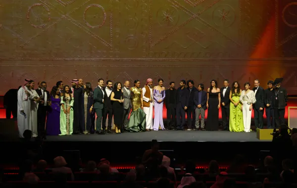 صورة جماعية للفائزين بجوائز اليسر - مصدر الصورة Tim P. Whitby/Getty Images for The Red Sea International Film Festival