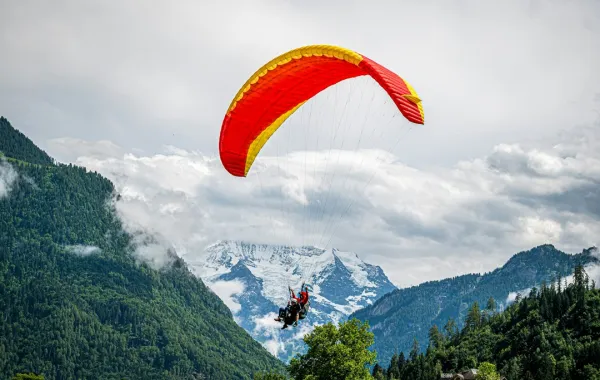 الطيران الشراعي هي تجربة تجمع بين الإثارة والجمال الطبيعي 