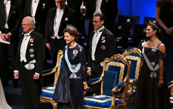 الملك كارل السادس عشر غوستاف والملكة سيلفيا والأمير دانييل وولي العهد الأميرة فيكتوريا في قاعة الحفلات الموسيقية في ستوكهولم، السويد (King Carl XVI Gustaf, Queen Silvia, Prince Daniel and Crown Princess Victoria at the Concert Hall in Stockholm, Sweden). مصدر الصورة: Jonathan NACKSTRAND / AFP