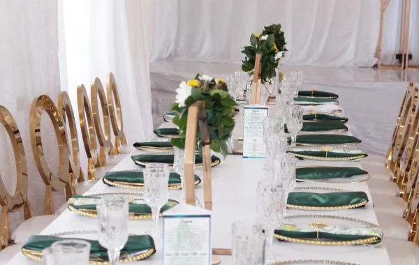 تفاصيل بالأخضر على طاولة حفل الزفاف