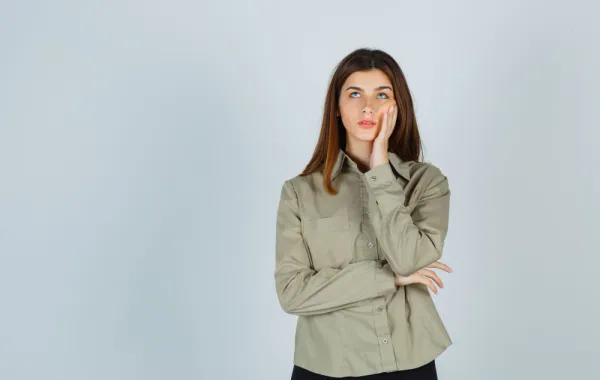 امرأة تشعر بالقلق- المصدر: freepik