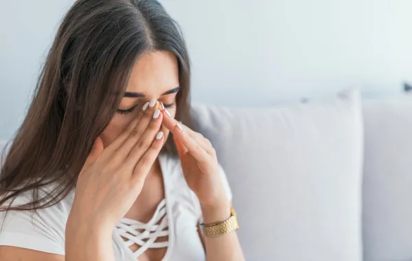 فتاة تعاني من التهاب الجيوب الأنفية- المصدر: Shutterstock