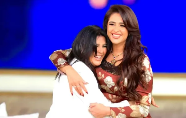 ياسمين عبد العزيز مع الإعلامية منى الشاذلي  - الصورة من المكتب الإعلامي للشركة المتحدة