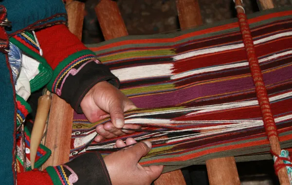 فن السدو يعد أحد أبرز تقاليد النسج في الخليج العربي. الصورة من موقع unsplash