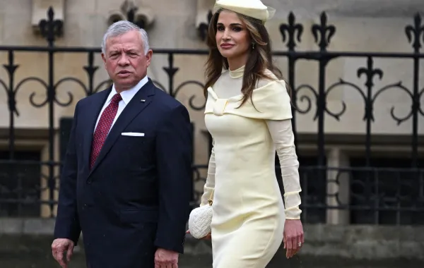الملك عبد الله الثاني بن الحسين والملكة رانيا في دير وستمنستر بوسط لندن (King Abdullah II Ibn Al Hussein and Queen Rania at Westminster Abbey in central London). مصدر الصورة: Paul ELLIS / AFP