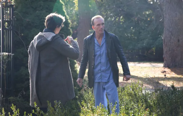 بيتر غرين في موقع تصوير فيلم "3 Days Rising" في ويست أورانج، نيو جيرسي. (Peter Greene on the film set of "3 Days Rising" in West Orange, New Jersey)- مصدر الصورة: (Photo by ROB KIM / GETTY IMAGES NORTH AMERICA / Getty Images via AFP)