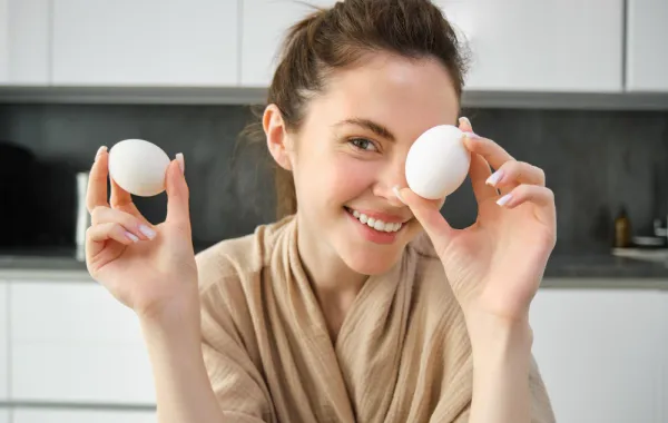 امرأة تتناول البيض - المصدر freepik