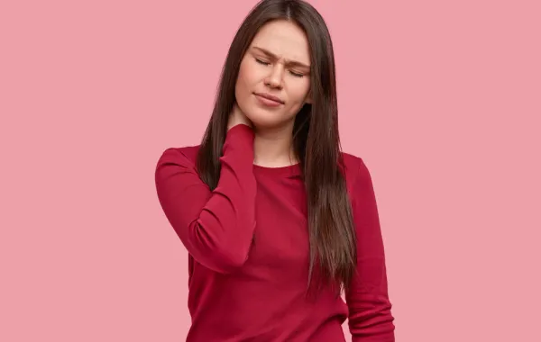 سيدة تشعر بتنميل في الرقبة - freepik