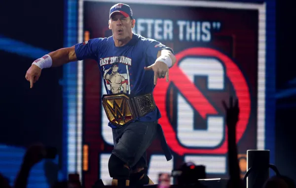 جون سينا ​​في ملعب ميتلايف في إيست روثرفورد، نيو جيرسي (John Cena at MetLife Stadium in East Rutherford, New Jersey). مصدر الصورة: Elsa/Getty Images/AFP