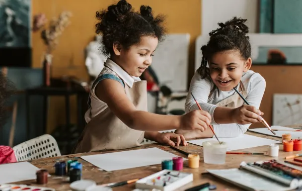 صورة لطفلتين ترسمان