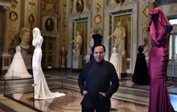 المصمم الراحل عز الدين علايا بتاريخ يوليو 2015 - (مصدر الصورة  AFP PHOTO / GABRIEL BOUYS (Photo by GABRIEL BOUYS / AFP)