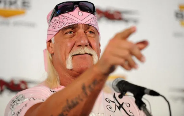 هالك هوجان خلال حفل إطلاق كتابه "حياتي خارج الحلبة" ‏Hulk Hogan in the launch of his book "My Life ‎Outside the Ring‏.- مصدر الصورة: (‏Photo by Bryan Bedder / GETTY IMAGES NORTH AMERICA / ‎Getty Images via AFP‏)‏