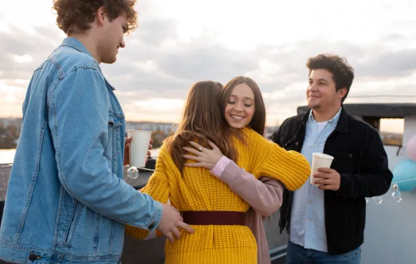 التسامح بين الأصدقاء يعزز العلاقات - المصدر freepik