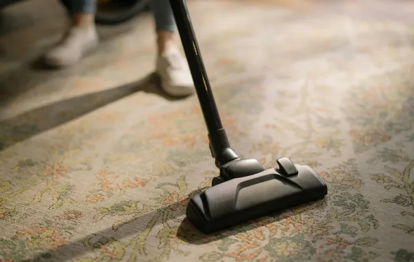استخدام المكنسة الكهربائية في تنظيف السجاد 