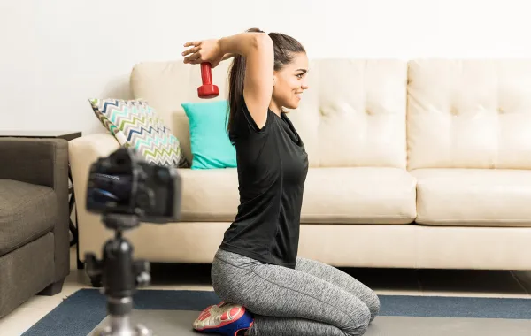 سيدة تقوم بأفضل رياضة لحرق الدهون وشد الجسم -Image by tonodiaz on Freepik