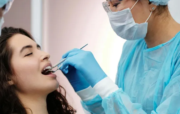 سيدة تخضع لجلسة تنظيف في عيادة طبيب الأسنان -المصدر: pexels-cedric-fauntleroy