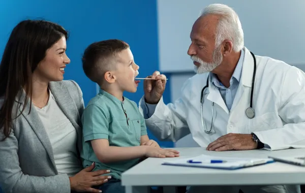 صورة لطبيب يفحص طفلة