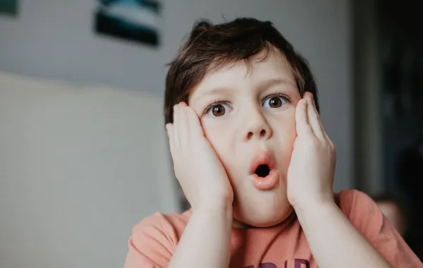 صورة طفل يشعر بالخوف