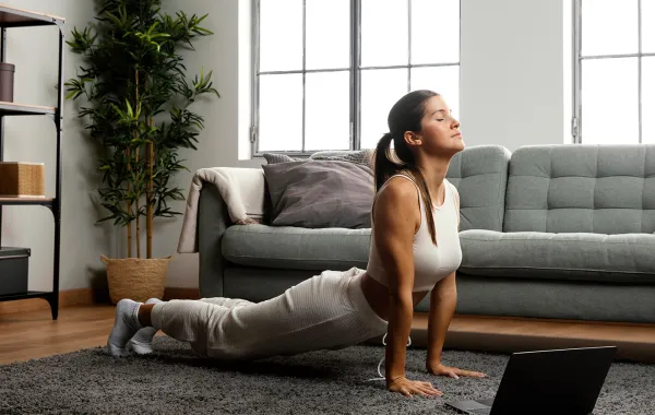 سيدة تقوم بتمارين قصيرة لنتائج طويلة -Image By Freepik