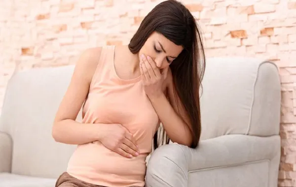 صورة لحامل تشعر بالقيء والغثيان