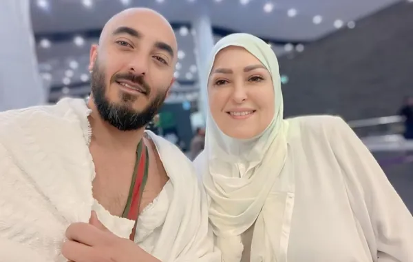 نهال عنبر وابنها حسام الحسيني- الصورة من صفحتها على فيس بوك