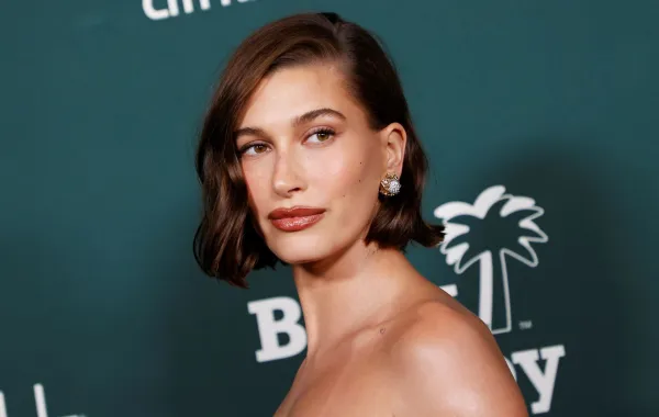 هايلي بيبر تعيد تعريف الأناقة بقصة البوب القصير