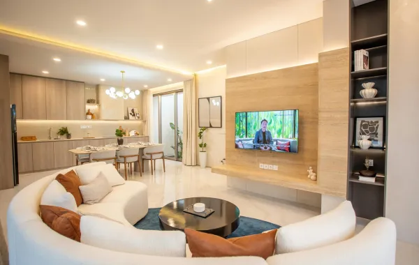 غرفة معيشة مفتوحة على المطبخ مع تلفزيون