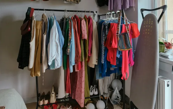 تبديل الملابس في الخزانة  