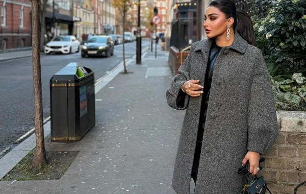 مدونة الموضة آمال بالمعطف الرمادي- الصورة من حسابها على إنستغرام