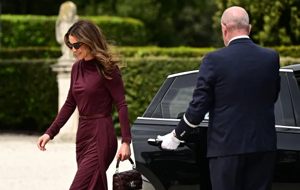 الملكة رانيا ملكة الأردن تتجه إلى فيلّا دوريا بامفيلي في روما في 9 أبريل 2025- (مصدر الصورة من تيزيانا فابي / وكالة فرانس برس)