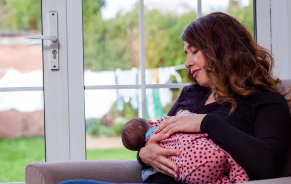 صورة لأم تحمل طفلها 