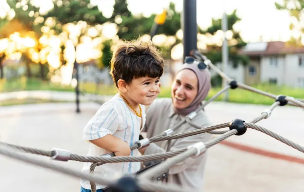 صورة لأم مع طفلها 