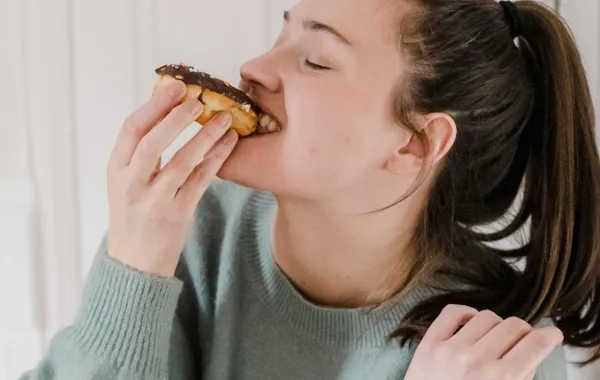 امرأة تتناول الحلوى - المصدر: pexels-tim-samuel