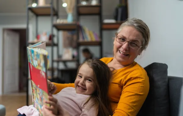 صورة للجدة والحفيدة