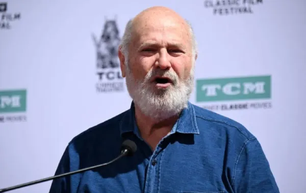 روب راينر في مسرح تي سي إل الصيني في هوليوود كاليفورنيا (Rob Reiner at the TCL Chinese Theatre in Hollywood, California). مصدر الصورة: ROBYN BECK / AFP