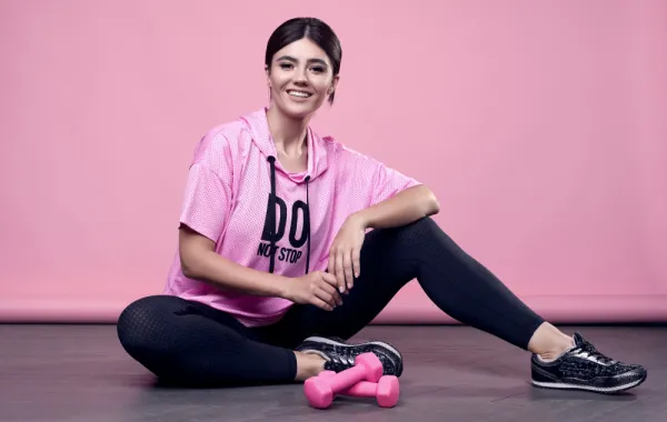 سيدة تستعد لممارسة تمارين رياضية داخل صالة رياضية- المصدر freepik