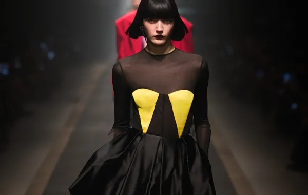 فستان من فيرساتشي Versace - الصورة من Launchmetrics/Spotlight ©