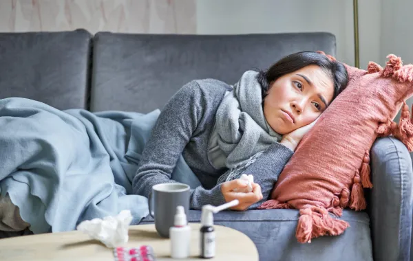 سيدة مستلقاة على الأريكة من التعب- المصدر freepik