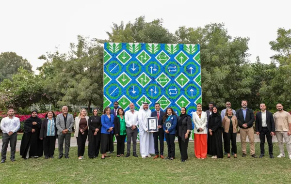 أكبر جدارية موزاييك من أغطية العبوات البلاستيكية في حديقة أم الإمارات. الصورة من وكالة الأنباء الإماراتية "وام"