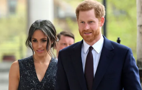 الأمير هاري وميغان ماركل في كنيسة سانت مارتن إن ذا فيلدز في ميدان ترافالغار بلندن (Prince Harry and Meghan Markle at St Martin-in-the-Fields in Trafalgar Square in London). مصدر الصورة: Victoria Jones / POOL / AFP